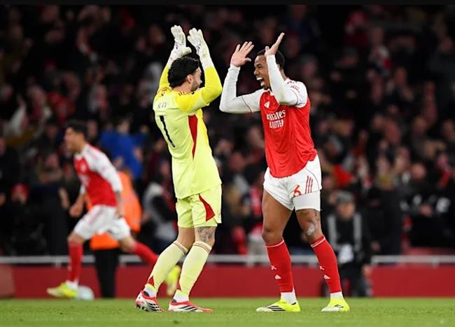 David Raya (7,6): Được khung gỗ cứu thua ở những ph&uacute;t đầu. C&oacute; một v&agrave;i pha cứu thua xuất sắc trong hiệp một, trước khi thể hiện phản xạ tuyệt vời để từ chối b&agrave;n thắng của Beto. Anh đ&atilde; phải nỗ lực rất nhiều để c&oacute; được trận giữ sạch lưới n&agrave;y.