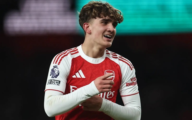 Max Dowman (7,5): T&agrave;i năng trẻ xuất ch&uacute;ng n&agrave;y v&agrave;o s&acirc;n thay người v&agrave; ngay lập tức trở th&agrave;nh nh&acirc;n tố xoay chuyển cục diện trận đấu. Quả tạt b&oacute;ng 