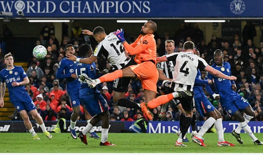 Thủ m&ocirc;n: Robert Sanchez &ndash; 7.0 điểm Trở lại đội h&igrave;nh xuất ph&aacute;t sau m&agrave;n tr&igrave;nh diễn kh&ocirc;ng tốt của Jorgensen giữa tuần, Sanchez đ&atilde; chơi tương đối ổn định. D&ugrave; kh&ocirc;ng thể l&agrave;m g&igrave; hơn trong b&agrave;n thua duy nhất, thủ th&agrave;nh n&agrave;y đ&atilde; c&oacute; &iacute;t nhất hai pha cứu thua xuất sắc, đặc biệt l&agrave; t&igrave;nh huống ngăn chặn c&uacute; dứt điểm của Jacob Ramsey v&agrave; Anthony Gordon, gi&uacute;p Chelsea duy tr&igrave; hy vọng c&oacute; điểm đến tận ph&uacute;t cuối.