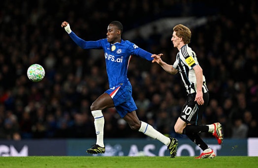 Trung vệ: Trevoh Chalobah &ndash; 6.6 điểm Chalobah đ&atilde; c&oacute; một ng&agrave;y thi đấu dưới sức khi trực tiếp mắc lỗi trong b&agrave;n thua của đội nh&agrave;. Anh bị h&uacute;t theo b&oacute;ng v&agrave; bỏ qu&ecirc;n vị tr&iacute;, tạo khoảng trống m&ecirc;nh m&ocirc;ng cho Joe Willock băng xuống kiến tạo. D&ugrave; c&oacute; nỗ lực dứt điểm bằng đầu chệch cột dọc trong hiệp hai, m&agrave;n tr&igrave;nh diễn ph&ograve;ng ngự của anh vẫn l&agrave; một điểm trừ lớn.