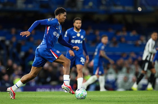 Trung vệ: Wesley Fofana &ndash; 6.8 điểm D&ugrave; nhận điểm số kh&aacute; cao nhờ c&aacute;c chỉ số tranh chấp, Fofana lại để lại sự lo lắng với lối chơi thiếu kỷ luật. Anh phải nhận một thẻ v&agrave;ng sau pha phạm lỗi với Gordon v&agrave; nhiều lần rơi v&agrave;o t&igrave;nh trạng b&aacute;o động. Ở t&igrave;nh huống thủng lưới, trung vệ n&agrave;y cũng bị chỉ tr&iacute;ch v&igrave; phản ứng chậm chạp v&agrave; kh&ocirc;ng quyết liệt b&aacute;m đuổi cầu thủ ghi b&agrave;n của Newcastle.