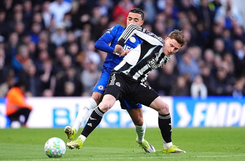 Hậu vệ phải: Malo Gusto &ndash; 6.3 điểm Gusto chỉ thi đấu 45 ph&uacute;t đầu ti&ecirc;n trước khi bị thay ra. Trong qu&atilde;ng thời gian tr&ecirc;n s&acirc;n, hậu vệ người Ph&aacute;p d&ugrave; chơi tr&ograve;n vai trong việc ngăn chặn Harvey Barnes nhưng lại đ&oacute;ng g&oacute;p rất hạn chế ở mặt trận tấn c&ocirc;ng, khiến h&agrave;nh lang c&aacute;nh phải của Chelsea thiếu đi sự đột biến cần thiết.