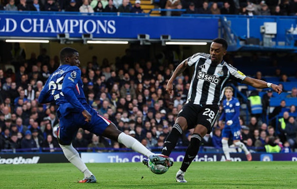 Tiền vệ trung t&acirc;m: Moises Caicedo &ndash; 6.2 điểm Một trận đấu kh&oacute; khăn của ng&ocirc;i sao người Ecuador. Caicedo hoạt động năng nổ nhưng kh&ocirc;ng hiệu quả, anh sớm phải nhận thẻ v&agrave;ng sau một pha v&agrave;o b&oacute;ng quyết liệt qu&aacute; mức. Việc kh&ocirc;ng thể kiểm so&aacute;t tuyến giữa khiến Chelsea thường xuy&ecirc;n bị đối phương phản c&ocirc;ng vỗ mặt, dẫn đến việc anh bị thay ra ở ph&uacute;t 60.