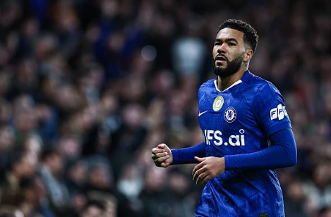 Tiền vệ trung t&acirc;m: Reece James &ndash; 6.5 điểm Được bố tr&iacute; đ&aacute; tiền vệ trung t&acirc;m trong hiệp một trước khi dạt về c&aacute;nh phải quen thuộc, đội trưởng của Chelsea đ&atilde; thể hiện tinh thần thi đấu nhiệt huyết. Anh c&oacute; những quả tạt mang t&iacute;nh s&aacute;t thương cao v&agrave; su&yacute;t ch&uacute;t nữa đ&atilde; trở th&agrave;nh người h&ugrave;ng với c&uacute; s&uacute;t phạt dội cột dọc ở ph&uacute;t b&ugrave; giờ. Tuy nhi&ecirc;n, anh cũng gặp may khi kh&ocirc;ng bị thổi phạt đền sau t&igrave;nh huống vật ng&atilde; Malick Thiaw trong v&ograve;ng cấm.