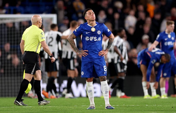 Tiền vệ c&ocirc;ng: Enzo Fernandez &ndash; 6.7 điểm Tiền vệ người Argentina đ&atilde; c&oacute; những thay đổi về vị tr&iacute; trong hiệp hai để t&igrave;m kiếm sự s&aacute;ng tạo. Mặc d&ugrave; rất nỗ lực điều tiết v&agrave; d&acirc;ng cao, Enzo vẫn gặp kh&oacute; khăn trong việc t&igrave;m thấy khoảng trống trước h&agrave;ng thủ l&ugrave;i s&acirc;u v&agrave; chơi đầy kỷ luật của Newcastle. Anh thiếu đi những đường chọc khe mang thương hiệu để x&eacute; toang h&agrave;ng ph&ograve;ng ngự đối phương.