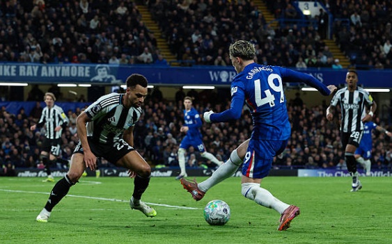 Tiền đạo c&aacute;nh tr&aacute;i: Alejandro Garnacho &ndash; 6.5 điểm Cầu thủ trẻ n&agrave;y đ&atilde; tạo ra một cuộc đối đầu th&uacute; vị với Livramento b&ecirc;n h&agrave;nh lang c&aacute;nh. Garnacho rất t&iacute;ch cực đi b&oacute;ng v&agrave; nỗ lực tạo đột biến, nhưng sự thiếu ch&iacute;nh x&aacute;c trong những nhịp xử l&yacute; cuối c&ugrave;ng hoặc c&aacute;c đường chuyền quyết định đ&atilde; khiến c&aacute;c đợt tấn c&ocirc;ng của Chelsea thường xuy&ecirc;n rơi v&agrave;o ng&otilde; cụt.