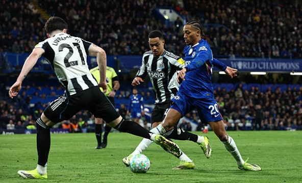 Tiền đạo cắm: Joao Pedro &ndash; 6.7 điểm D&ugrave; nhận được nhiều kỳ vọng với phong độ ghi b&agrave;n ấn tượng từ đầu m&ugrave;a, Joao Pedro lại c&oacute; một trận đấu ho&agrave;n to&agrave;n 