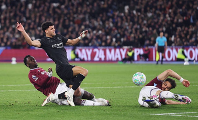 Matheus Nunes &ndash; 6.8 điểm: L&ecirc;n c&ocirc;ng về thủ nhịp nh&agrave;ng ở h&agrave;nh lang c&aacute;nh mỗi khi b&oacute;ng hướng về ph&iacute;a anh. Tuy nhi&ecirc;n, khả năng di chuyển khi kh&ocirc;ng c&oacute; b&oacute;ng của Nunes lại kh&ocirc;ng thực sự mạnh mẽ.