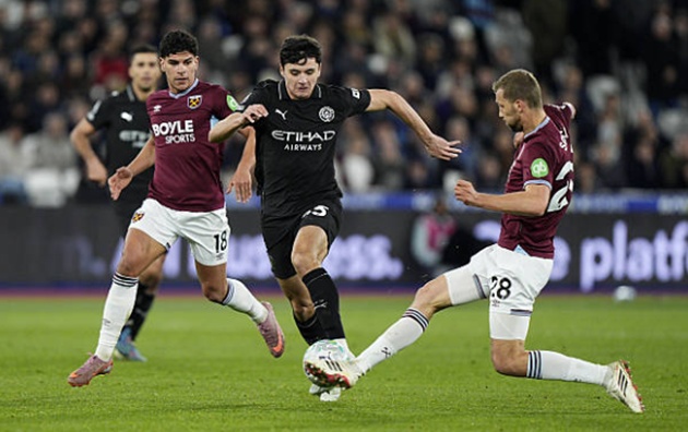 Abdukodir Khusanov &ndash; 6.9 điểm: Cần cải thiện sự ổn định trong kh&acirc;u lu&acirc;n chuyển b&oacute;ng, nhưng b&ugrave; lại, anh hiếm khi để thua trong c&aacute;c t&igrave;nh huống tranh chấp tay đ&ocirc;i.