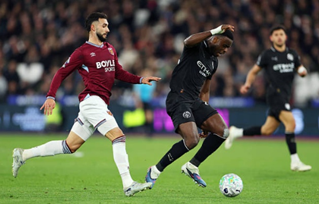 Marc Guehi &ndash; 6.9 điểm: Thi đấu cực kỳ chắc chắn ở kh&acirc;u ph&ograve;ng ngự. C&oacute; nhiều pha đ&aacute;nh chặn v&agrave; thu hồi b&oacute;ng th&agrave;nh c&ocirc;ng; anh đọc trận đấu qu&aacute; tốt. Đ&aacute;ng tiếc l&agrave; Guehi đ&atilde; bỏ lỡ một cơ hội mười mươi ở cuối trận, t&igrave;nh huống c&oacute; thể mang về trọn vẹn 3 điểm cho Man City.