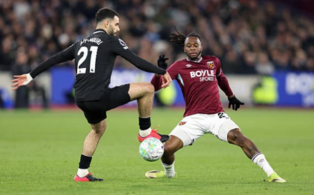 Rayan Ait-Nouri &ndash; 7.2 điểm: Thường xuy&ecirc;n c&oacute; b&oacute;ng v&agrave; li&ecirc;n tục nỗ lực r&ecirc; dắt vượt qua người theo k&egrave;m. Bị thay ra trong hiệp hai khi Man City cần sự đột ph&aacute; lớn hơn, nhưng nh&igrave;n chung anh đ&atilde; ho&agrave;n th&agrave;nh xuất sắc nhiệm vụ kh&oacute;a chặt Jarrod Bowen.