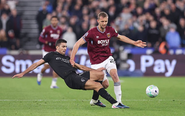 Rodri &ndash; 7.2 điểm: Đ&oacute;ng vai tr&ograve; nhạc trưởng điều tiết từ tuyến dưới. Rodri c&oacute; mặt ở gần như mọi điểm n&oacute;ng tr&ecirc;n s&acirc;n, nhưng những nỗ lực của anh lại kh&ocirc;ng được c&aacute;c đồng đội xung quanh đền đ&aacute;p xứng đ&aacute;ng.