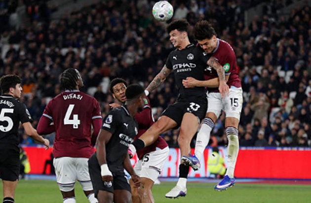 Nico O'Reilly &ndash; 6.7 điểm: C&oacute; một ng&agrave;y thi đấu chật vật. Trận đấu dường như đ&atilde; vượt qu&aacute; tầm kiểm so&aacute;t của anh ở khu vực trung tuyến.