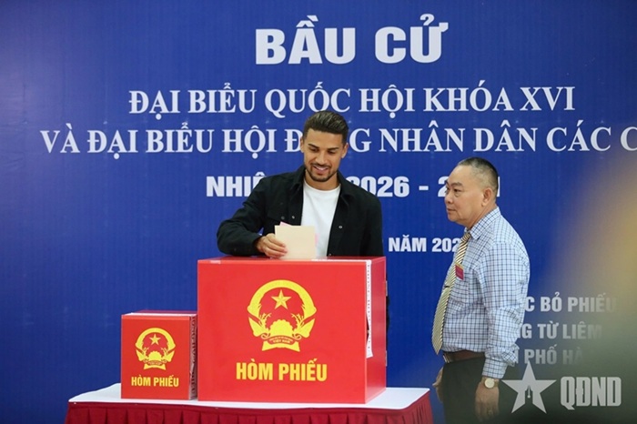 Ho&agrave;ng H&ecirc;n đi bầu cử.