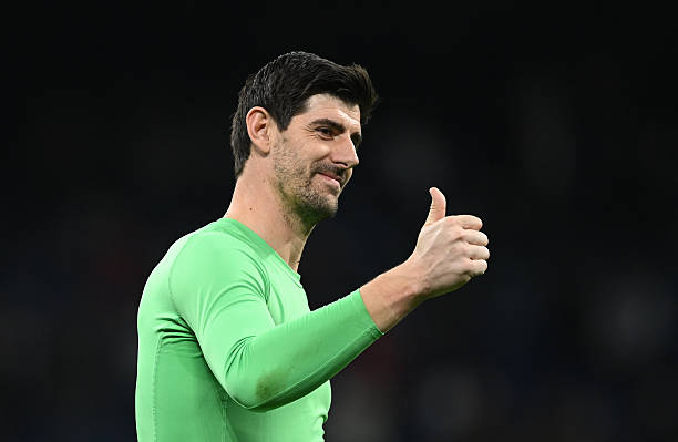 Thibaut Courtois - 7 điểm: Trải qua một trận đấu tương đối nh&agrave;n hạ v&agrave; thi đấu tr&ograve;n vai. Kh&ocirc;ng c&oacute; nhiều cơ hội trổ t&agrave;i cản ph&aacute; xuất thần v&agrave; đ&agrave;nh bất lực trong b&agrave;n thua duy nhất của đội nh&agrave;.