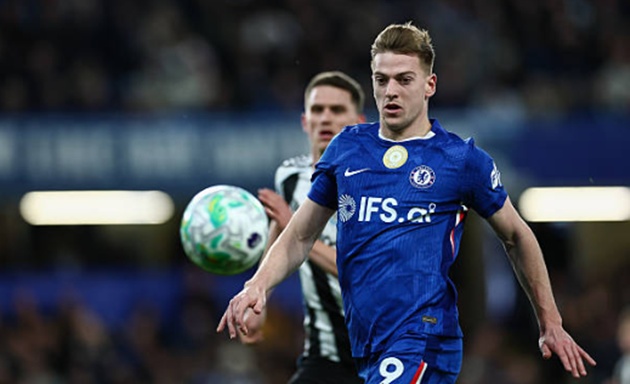 Delap k&eacute;m duy&ecirc;n trong m&agrave;u &aacute;o Chelsea.