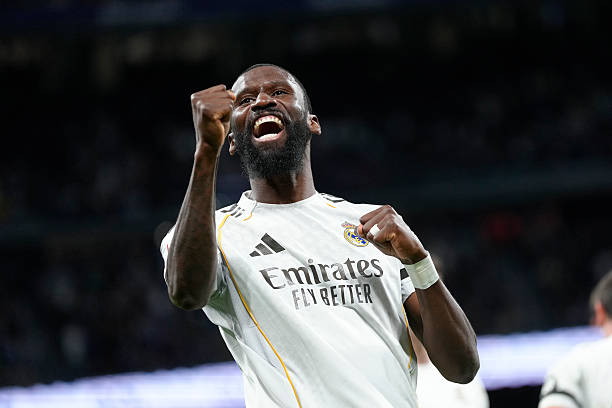 Antonio Rudiger - 7.7 điểm: Thể hiện sự chuy&ecirc;n nghiệp v&agrave; vững ch&atilde;i tuyệt đối nơi hệ thống ph&ograve;ng ngự, tự thưởng cho m&igrave;nh một b&agrave;n thắng trước khi được r&uacute;t ra nghỉ.