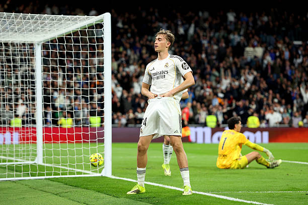 Dean Huijsen - 7.8 điểm: Trung vệ trẻ n&agrave;y đ&atilde; c&oacute; một trận đấu ch&oacute;i s&aacute;ng. Trực tiếp đ&oacute;ng g&oacute;p một b&agrave;n thắng v&agrave; thể hiện sự điềm tĩnh đ&aacute;ng kinh ngạc trong c&aacute;c pha xử l&yacute; ph&ograve;ng ngự.