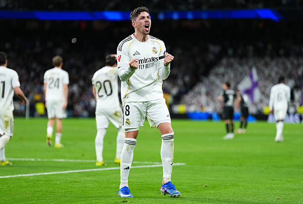 Federico Valverde - 7.9: Cầu thủ xuất sắc nhất trận. Lập c&ocirc;ng mang về b&agrave;n thắng cho đội nh&agrave; v&agrave; thể hiện tầm ảnh hưởng bao tr&ugrave;m l&ecirc;n lối chơi trước khi được r&uacute;t ra dưỡng sức.