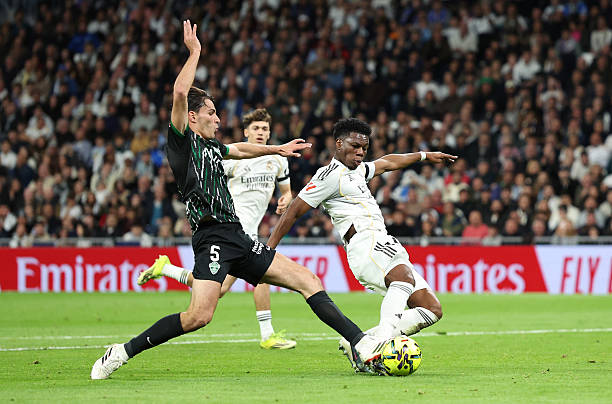 Aurelien Tchouameni - 7 điểm: Thi đấu chắc chắn ở khu vực giữa s&acirc;n. Xử l&yacute; b&oacute;ng gọn g&agrave;ng v&agrave; ho&agrave;n th&agrave;nh tốt nhiệm vụ thu hồi b&oacute;ng trước khi rời s&acirc;n nhường chỗ cho đồng đội.