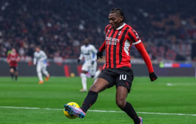 Leao trong m&agrave;u &aacute;o Milan.