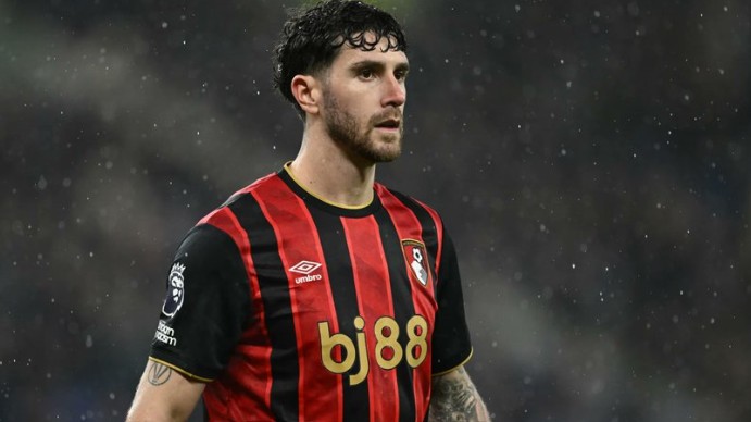 Marcos Senesi l&agrave; mục ti&ecirc;u của Man Utd.