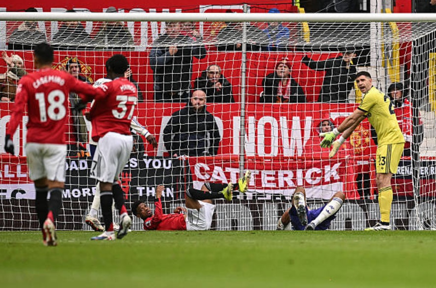 T&igrave;nh huống g&acirc;y tranh c&atilde;i khi Mings c&oacute; những t&aacute;c động khiến Diallo ng&atilde; trong v&ograve;ng cấm.