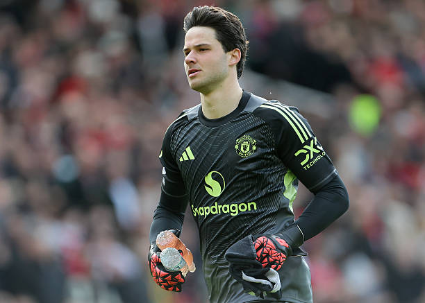 Senne Lammens - 7 điểm: Trải qua một trận đấu tương đối nh&agrave;n hạ v&agrave; ho&agrave;n th&agrave;nh tốt nhiệm vụ. Kh&ocirc;ng thể l&agrave;m g&igrave; hơn trong t&igrave;nh huống nhận b&agrave;n thua do bị che khuất tầm nh&igrave;n, nhưng nh&igrave;n chung anh đ&atilde; mang lại sự an t&acirc;m cho khung gỗ.