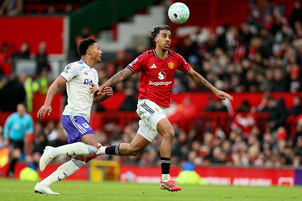 Leny Yoro - 6.9 điểm: C&oacute; một ng&agrave;y thi đấu v&ocirc; c&ugrave;ng vất vả trước c&aacute;c ch&acirc;n s&uacute;t đội kh&aacute;ch. Thường xuy&ecirc;n tỏ ra thất thế trong c&aacute;c pha tranh chấp tay đ&ocirc;i, mắc sai số ở kh&acirc;u k&egrave;m người v&agrave; phải nhận một thẻ v&agrave;ng.