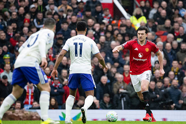 Harry Maguire - 6.9 điểm: Thiếu đi sự an to&agrave;n v&agrave; đ&ocirc;i l&uacute;c l&oacute;ng ng&oacute;ng nơi hệ thống ph&ograve;ng ngự. Kh&ocirc;ng thể hiện được vai tr&ograve; thủ lĩnh, gặp kh&oacute; khăn trong việc kiểm so&aacute;t c&aacute;c tiền đạo Aston Villa v&agrave; cũng phải nhận một thẻ v&agrave;ng.