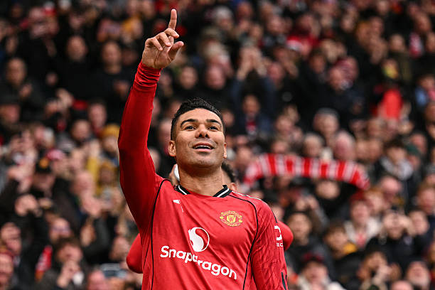 Casemiro - 7.6 điểm: Trực tiếp khai th&ocirc;ng thế bế tắc bằng một pha đ&aacute;nh đầu th&agrave;nh b&agrave;n tuyệt đẹp. D&ugrave; phải nhận một thẻ v&agrave;ng, tiền vệ người Brazil đ&atilde; đ&oacute;ng vai tr&ograve; cực kỳ quan trọng trong việc kiểm so&aacute;t tuyến giữa trước khi được r&uacute;t ra nghỉ.