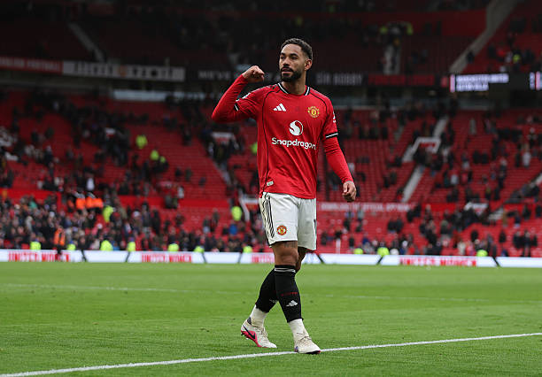 Matheus Cunha - 7.7 điểm: Ph&ocirc; diễn bản năng s&aacute;t thủ nhạy b&eacute;n với pha x&acirc;m nhập v&ograve;ng cấm th&ocirc;ng minh, đ&oacute;n đường chuyền của Fernandes v&agrave; tung ra c&uacute; dứt điểm đẳng cấp thế giới để t&aacute;i lập thế dẫn b&agrave;n cho Quỷ đỏ.