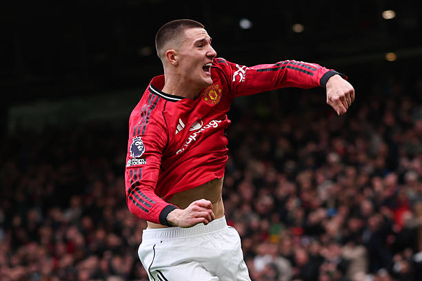 Benjamin Sesko - 7.1 điểm: Kh&ocirc;ng mất nhiều thời gian để điền t&ecirc;n m&igrave;nh l&ecirc;n bảng tỷ số sau khi v&agrave;o s&acirc;n từ băng ghế dự bị, đ&aacute;nh dấu b&agrave;n thắng thứ tư trong 5 lần ra s&acirc;n gần nhất tại Ngoại Hạng Anh. 