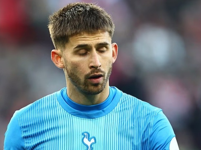 Vicario trong m&agrave;u &aacute;o Tottenham.