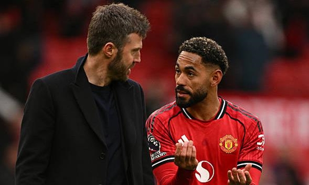 Michael Carrick sắp xếp Matheus Cunha đ&aacute; tiền đạo lệch tr&aacute;i.