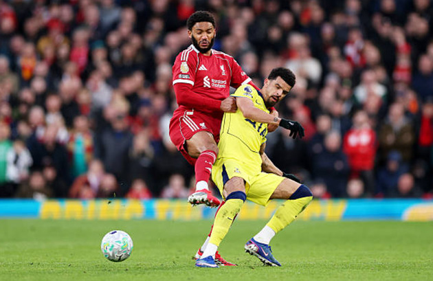 Joe Gomez (6.7 điểm): Hậu vệ người Anh thi đấu kh&aacute; tr&ograve;n vai v&agrave; bọc l&oacute;t ổn định. Tuy nhi&ecirc;n anh vẫn gặp đ&ocirc;i ch&uacute;t kh&oacute; khăn trong c&aacute;c pha tranh chấp tr&ecirc;n kh&ocirc;ng.