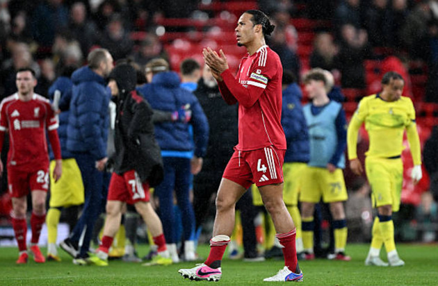 Virgil van Dijk (6.9 điểm): Thủ qu&acirc;n Liverpool chơi điềm tĩnh v&agrave; h&oacute;a giải nhiều đợt tấn c&ocirc;ng nguy hiểm. Anh cần quyết liệt hơn trong t&igrave;nh huống dẫn đến b&agrave;n gỡ h&ograve;a của đối thủ.