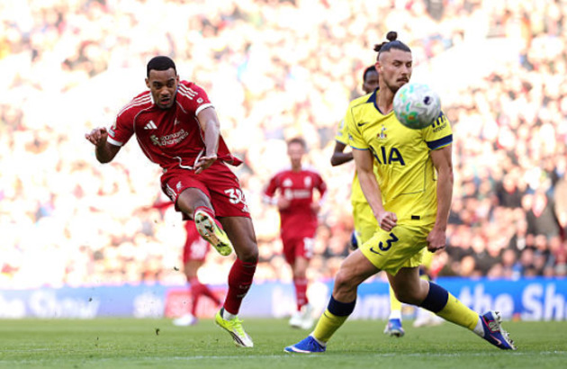 Ryan Gravenberch (6.8 điểm): Cầu thủ người H&agrave; Lan thi đấu nỗ lực ở khu vực trung tuyến. D&ugrave; vậy anh vẫn chưa thực sự tạo ra tầm ảnh hưởng r&otilde; n&eacute;t l&ecirc;n trận đấu.