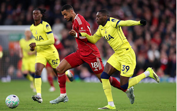 Cody Gakpo (7.0 điểm): Anh đ&oacute;ng vai tr&ograve; l&agrave;m tường v&agrave; li&ecirc;n kết c&aacute;c tuyến kh&aacute; hiệu quả. Tiền đạo n&agrave;y cần cải thiện th&ecirc;m bản năng s&aacute;t thủ trong c&aacute;c pha dứt điểm cuối c&ugrave;ng.