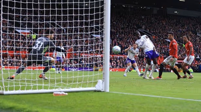 Villa kh&ocirc;ng bị từ chối b&agrave;n thắng trước MU.