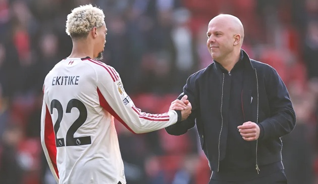 Slot để Ekitike ngồi dự bị trước Spurs.