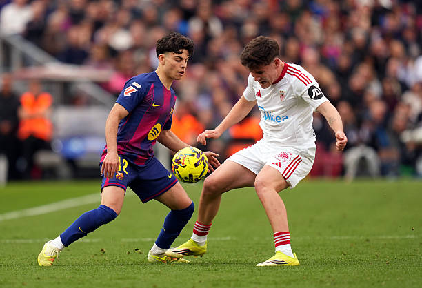 Xavi Espart - 6.7 điểm: Một buổi chiều thi đấu chật vật trong lần hiếm hoi được đ&aacute; ch&iacute;nh. Thường xuy&ecirc;n bị c&aacute;c cầu thủ tấn c&ocirc;ng của Sevilla vượt qua v&agrave; kh&ocirc;ng thể hiện được sự năng nổ b&ecirc;n h&agrave;nh lang c&aacute;nh phải.