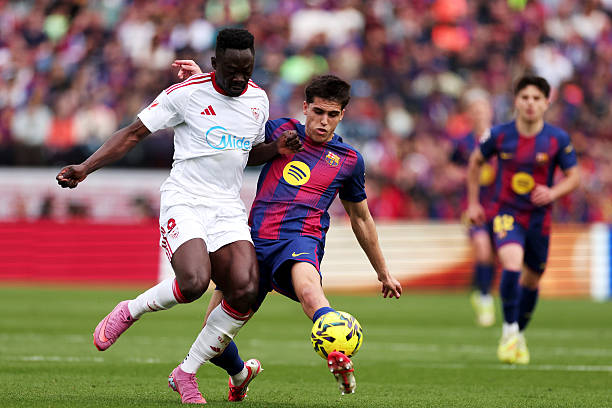 Pau Cubarsi - 6.5 điểm: Tr&igrave;nh diễn một bộ mặt đ&aacute;ng thất vọng ở trung t&acirc;m h&agrave;ng thủ. Thiếu sự tập trung, chọn sai vị tr&iacute; trong cả hai t&igrave;nh huống dẫn đến b&agrave;n thua v&agrave; bộc lộ sự lỏng lẻo trong kh&acirc;u k&egrave;m người.