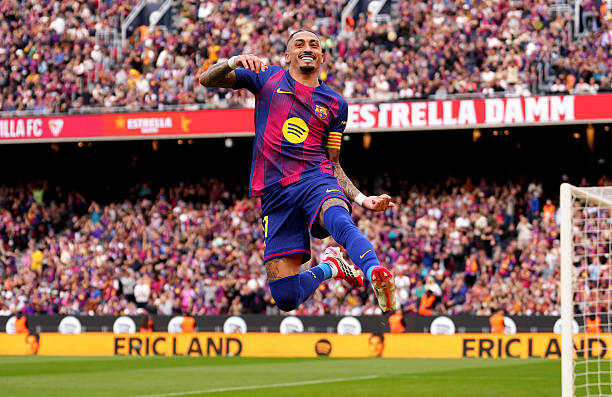 Raphinha - 9.3 điểm: Cầu thủ xuất sắc nhất trận đấu. Tiền đạo người Brazil l&agrave; cơn &aacute;c mộng thực sự với h&agrave;ng thủ Sevilla khi li&ecirc;n tục khuấy đảo v&agrave; gieo rắc sự hỗn loạn. Thực hiện th&agrave;nh c&ocirc;ng cả hai quả phạt đền v&agrave; ho&agrave;n tất c&uacute; hat-trick si&ecirc;u hạng để mang về chiến thắng đậm đ&agrave; cho đội chủ s&acirc;n Camp Nou.