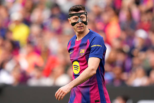 Robert Lewandowski - 6.6 điểm: Trải qua một ng&agrave;y thi đấu v&ocirc; duy&ecirc;n kỳ lạ. D&ugrave; Barca ghi tới năm b&agrave;n thắng, ch&acirc;n s&uacute;t người Ba Lan lại ho&agrave;n to&agrave;n im hơi lặng tiếng v&agrave; phung ph&iacute; h&agrave;ng loạt cơ hội ngon ăn được c&aacute;c đồng đội trao cho.