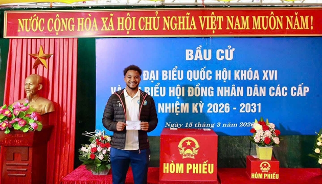 Xu&acirc;n Son đi bầu cử.