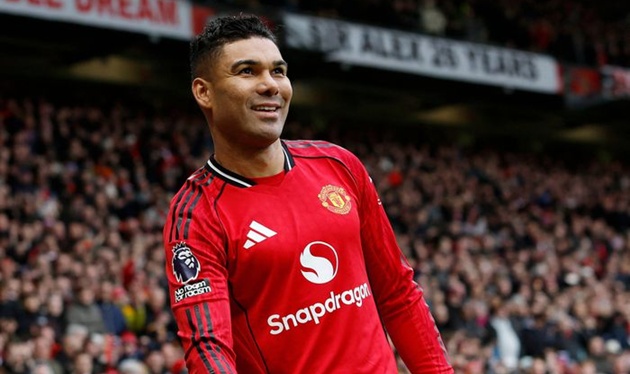 Casemiro tỏa s&aacute;ng khiến CĐV Man Utd lưu luyến.