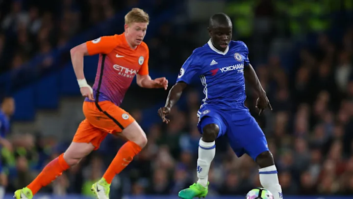 Kante kh&oacute;a chặt nhạc trưởng Manchester City.