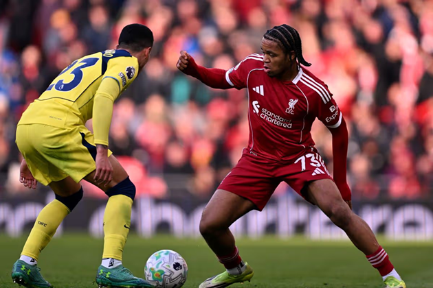 Ngumoha c&oacute; m&agrave;n ra mắt Ngoại hạng Anh kh&aacute; ấn tượng trong m&agrave;u &aacute;o Liverpool.