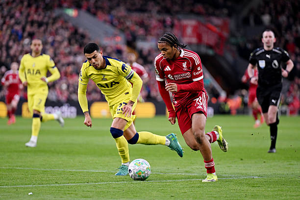 Ngumoha li&ecirc;n tục l&agrave;m kh&oacute; Pedro Porro.